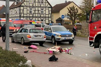 В Германии внедорожник протаранил толпу пешеходов, есть погибшие: видео, фото