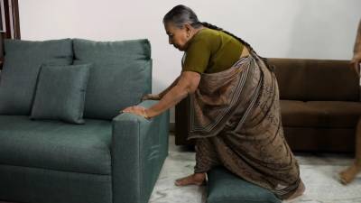Жительница Индии в 82 года поднимает штангу и двигает мебель в доме.