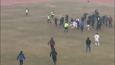 Ногами в прыжке в грудь арбитру: футбольный матч в Узбекистане закончился побоищем – видео