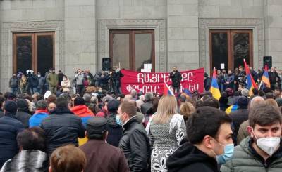 Армянская оппозиция направила толпу к зданию правительства