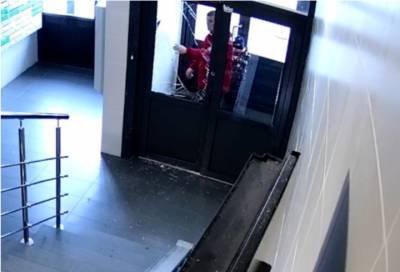 Видео: во Всеволожске вандал повредил подъездную дверь, пытаясь открыть ее без ключа