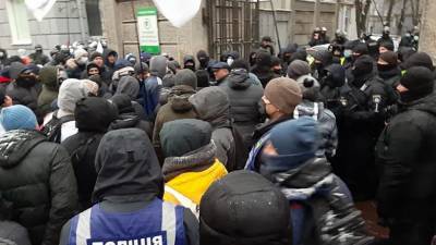 ФЛПы перекрыли входы и выходы из Рады: возникли столкновения – видео