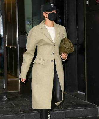 Хейли Бибер - Приталенное пальто с объемными плечами — идеальный вариант верхней одежды на любой случай: модная находка Хейли Бибер - skuke.net