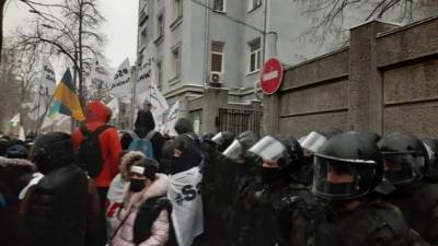 Между участниками акции возле Рады и полицейскими произошло столкновение
