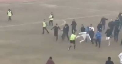 Избили судей: в Узбекистане после игры футболисты устроили массовую драку (видео)
