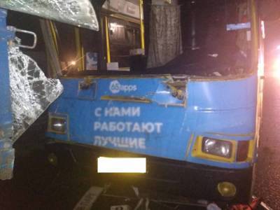 В Удмуртии в ДТП с автобусом и грузовиком пострадали два человека