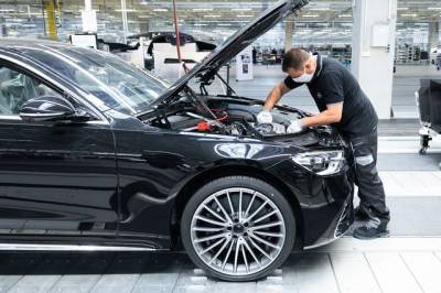 Автоконцерн Daimler выплатит работникам в ФРГ по тысяче евро из-за пандемии