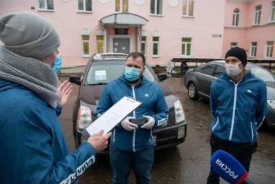 Псковские волонтеры весь день возили врачей к пациентам