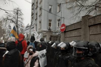 Протестующие не давали нардепам покинуть Раду: вмешалась полиция, произошли стычки (видео, фото)