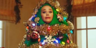 Как всегда эпатажная: Кэти Перри нарядилась елкой для новогоднего видео
