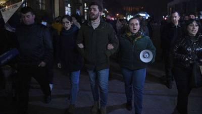 В Армении оппозиция призвала власти уйти без потрясений. Участников акции протеста задержали