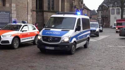 В немецком городе Трир водитель в приступе ярости вылетел на внедорожнике в пешеходную зону