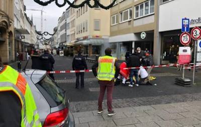 В Германии авто въехало в скопление людей, погибли четыре человека