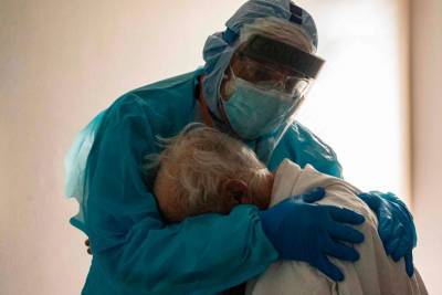 Фото, которое облетело мир: медики пренебрегают утешительными словами и состраданием