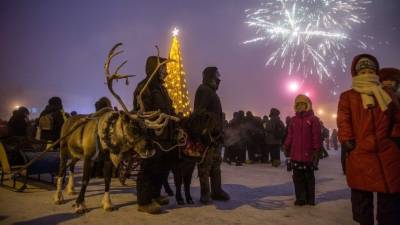 Первые новогодние елки России зажглись сегодня в Якутии