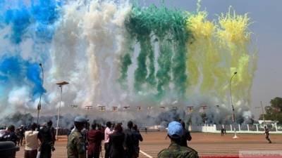 Завершение футбольного матча за Кубок Президента ЦАР празднуется в Банги