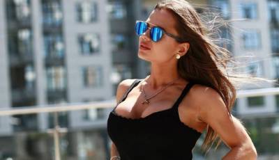 Жаркая фитнес-модель Юлия Мишура избавилась от белья, прикрыв «сладости» руками: «Мечтать можно…»