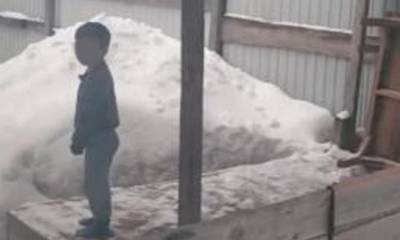 Мужчина выгнал двух маленьких детей на мороз из-за куска колбасы