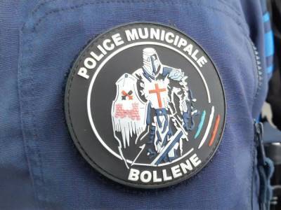 Во Франции вооруженный ножами мужчина ранил троих полицейских