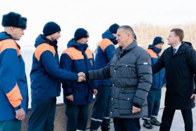 Юрий Трутнев наградил альпинистов, очищавших Русский мост ото льда
