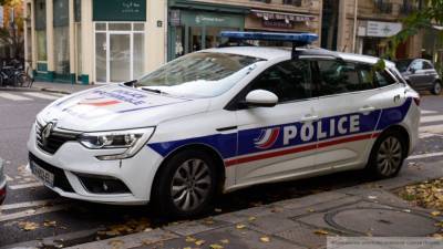Вооруженный ножами мужчина едва не зарезал полицейских во Франции