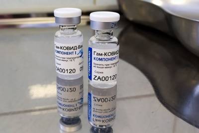 Первые 160 добровольцев получили вакцину от коронавируса в Новосибирской области