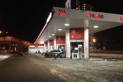 В Екатеринбурге на заправке Лукойл Тойота сбила человека