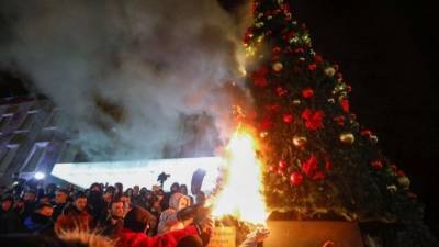 В Албании протестующие подожгли елку подожгли елку у офиса премьер-министра