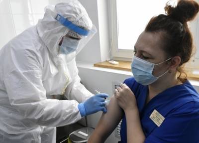 Медиков первыми начали вакцинировать от COVID-19 в Магаданской области