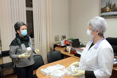 Председатель Смоленского горсовета передала детским поликлиникам термометры