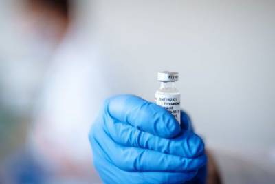 Британские власти не рекомендуют аллергикам прививаться вакциной от Pfizer
