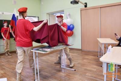 Школьники Екатеринбурга сядут за парты с изображениями Героев России