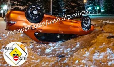 Житель Башкирии перевернул автомобиль у здания местной администрации
