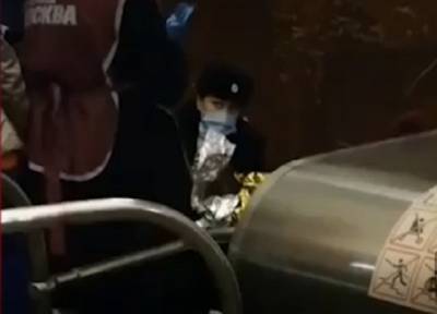 Ребенка грели в одеяле из фольги: полицейские приняли роды у пассажирки московского метро