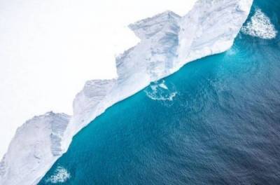 Пилоты сфотографировали разрушение самого большого в мире айсберга