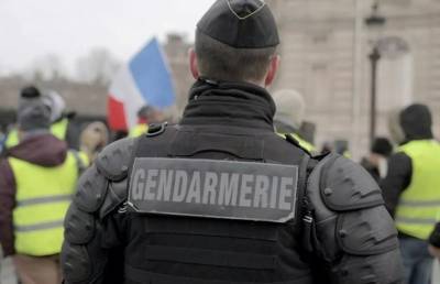 Во Франции мужчина напал с ножом на полицейских