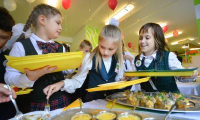 Омлет с рыбой и суп со слизью: российские дети составили свой антирейтинг школьных столовых