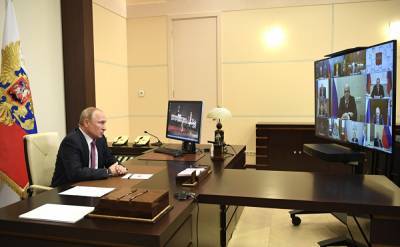 В одинаковых рабочих кабинетах Владимира Путина нашлись отличия