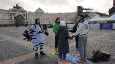 Юлия Каримова - Молодые люди 44 минуты простояли на гвоздях на Дворцовой площади - piter.tv - Санкт-Петербург