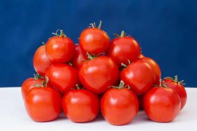 Почему Россельхознадзор запретил ввоз в Россию томатов и яблок из Азербайджана