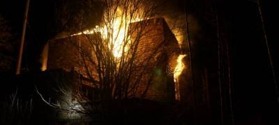 Восемь газовых баллонов успели вынести пожарные из-загоревшегося здания в Петрозаводске (ФОТО)
