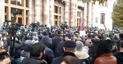 Протестующие пытаются ворваться в здание кабмина Армении