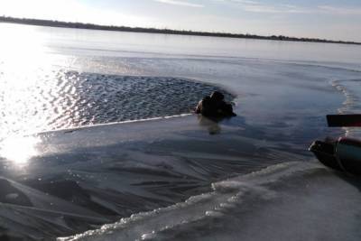 В Ростовской области 50-летний мужчина провалился под лед и едва не погиб