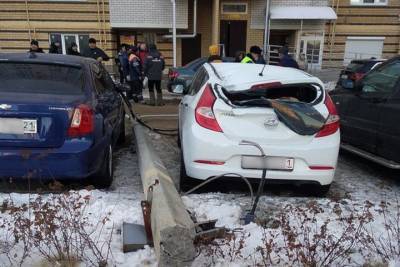 Упавший столб повредил четыре автомобиля в Чебоксарах