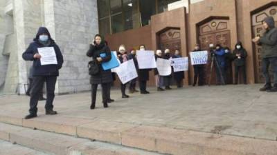 В Киргизии депутатам устроили «аллею позора»