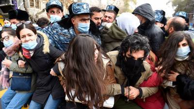 Оппозиция пытается прорваться в здание кабмина Армении