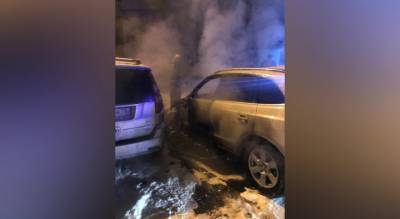 Сгорели дотла: ночью в Ярославле полыхали два авто