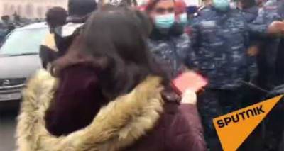 У здания правительства Армении происходят столкновения демонстрантов с полицией. Видео
