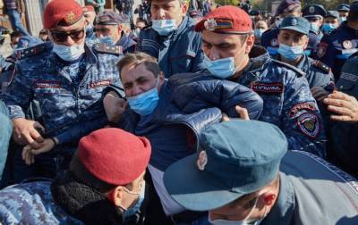Протесты в Ереване: активисты пытались прорваться в здание правительства