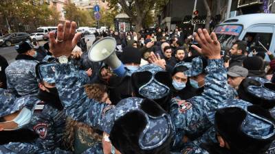 Оппозиционные активисты пытаются проникнуть в здание правительства Армении